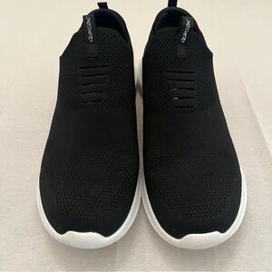 🛍️ Sketchers Black Athletic Slip-On Shoes 🛍️
